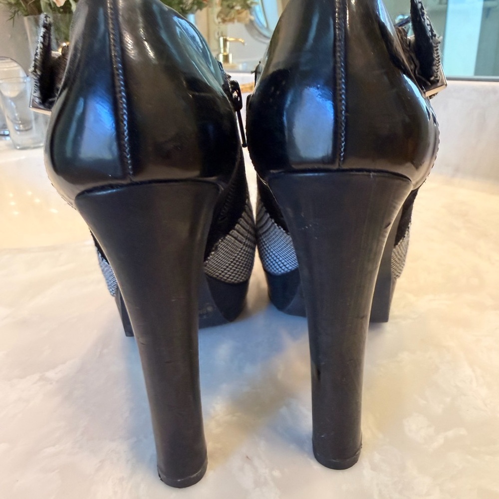 Gianna Bini platform heel booties featuring a black and white plaid print Sz 6.5 - Picture 8 of 12